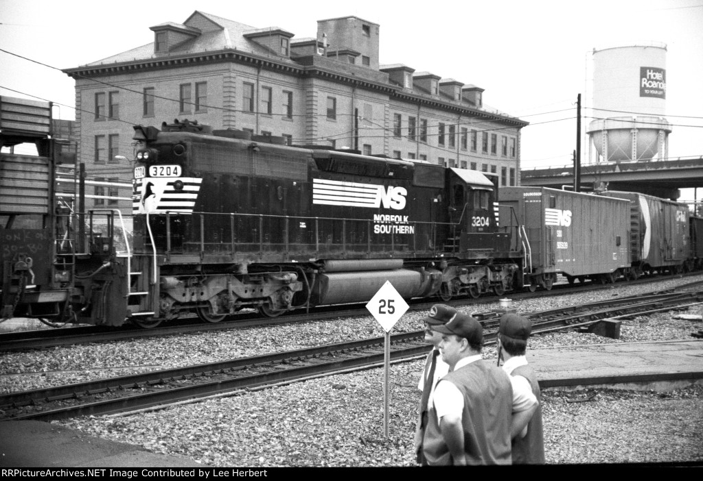 NS 3204 as a mid-train heloer